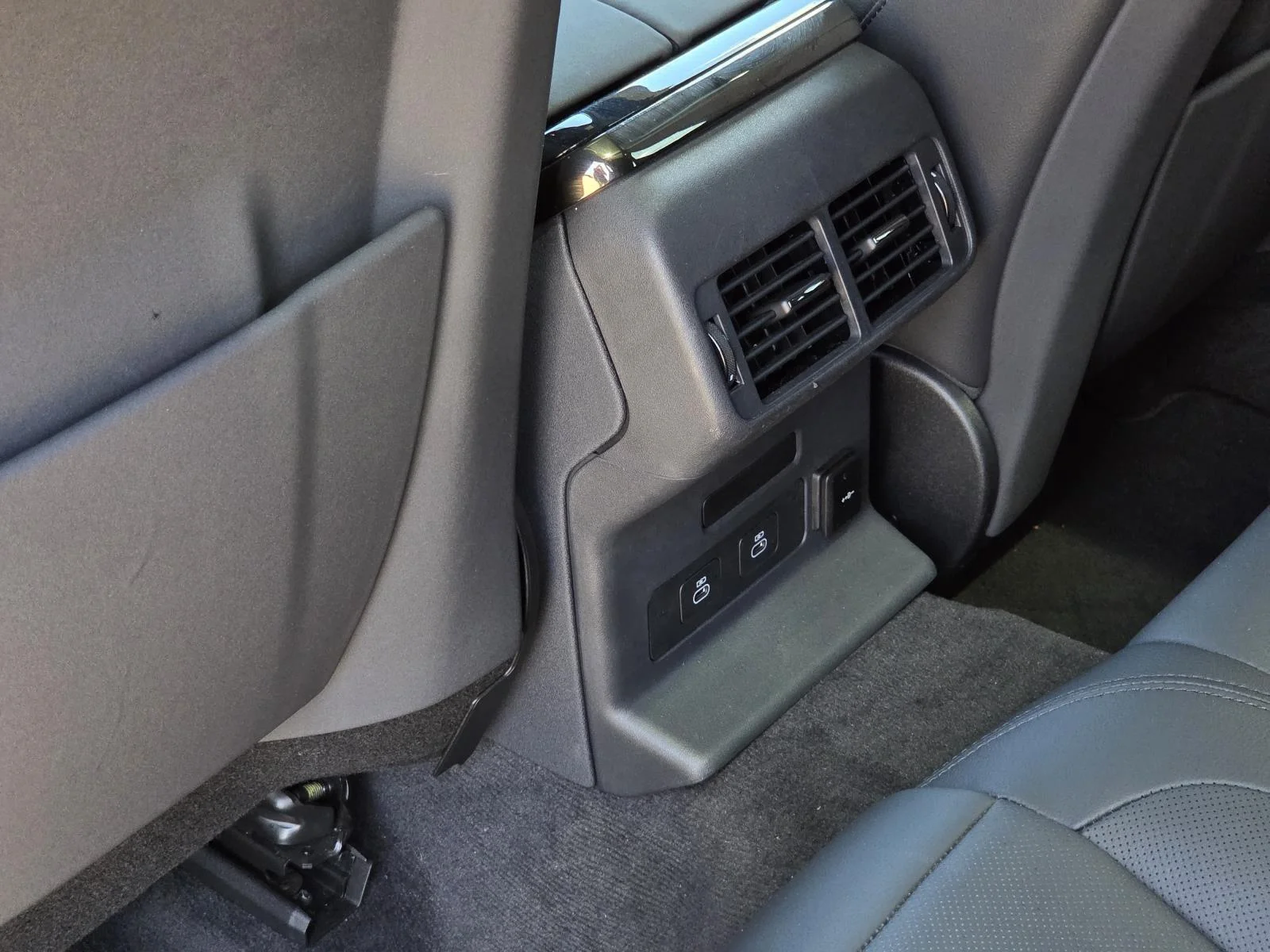Certified Used 2024 Arroios Grey Metallic Land Rover Dynamic SE image 38