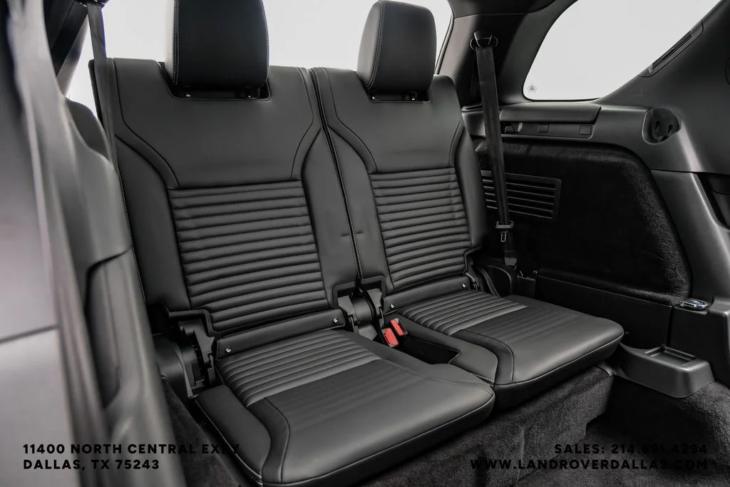 Used 2025 White Land Rover Dynamic SE image 39