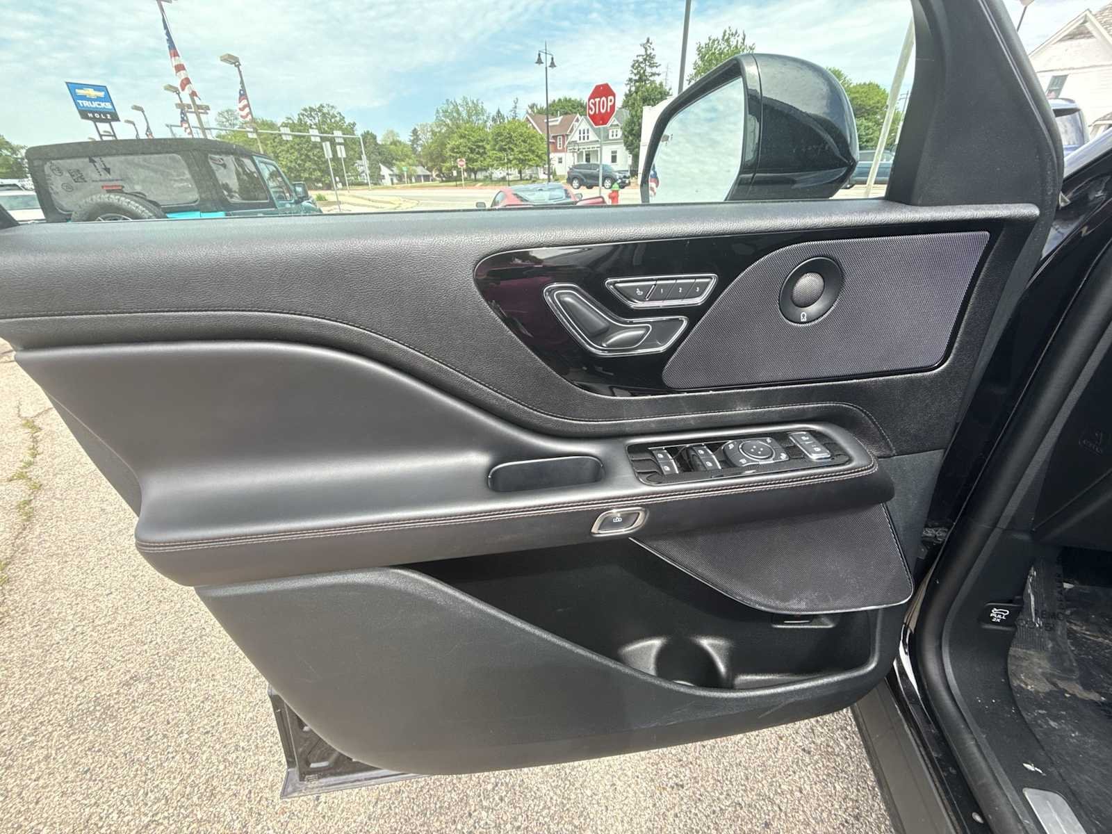 Used 2024 Black Lincoln Reserve image 23