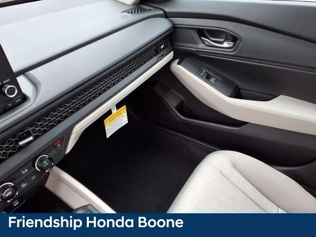 Used 2025 White Honda SE image 22