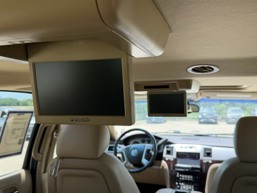 Used 2013 White Diamond Tricoat Cadillac Luxury image 31