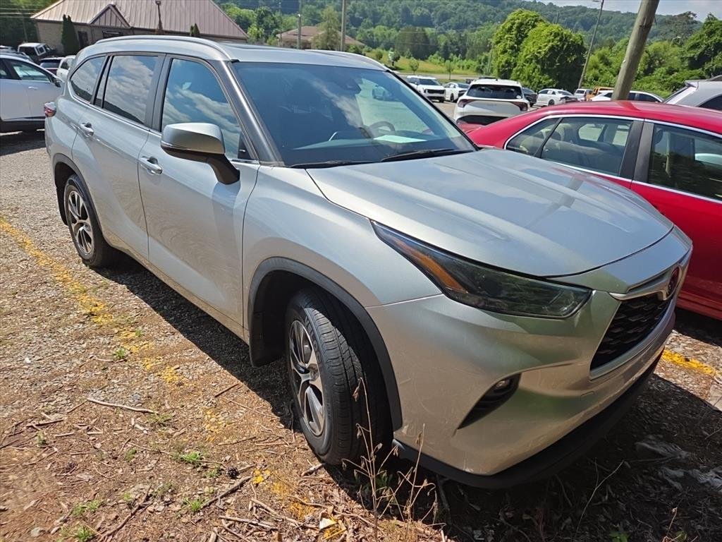 Used 2024 Silver Toyota XLE image 3