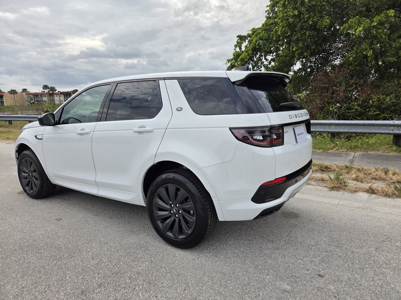 New 2025 Fuji White Land Rover P250 S image 2