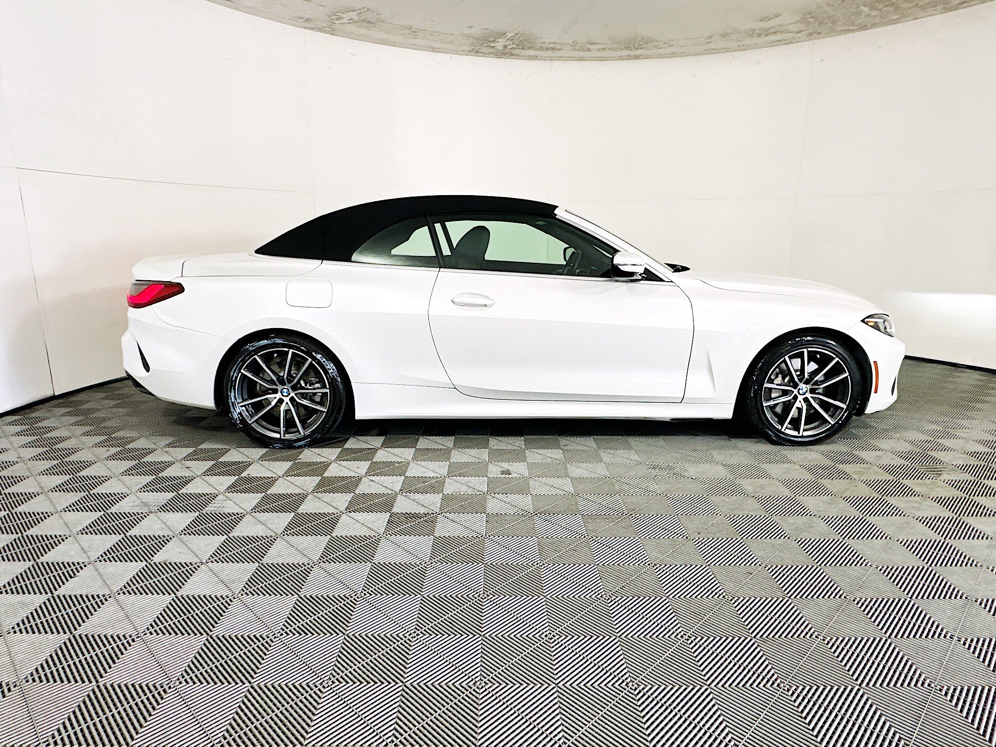 2025 BMW 4 thumbnail 4