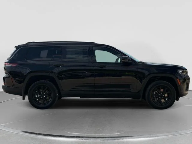 New 2026 Diamond Black Crystal Pearl-Coat Exterior Paint Jeep Altitude image 2
