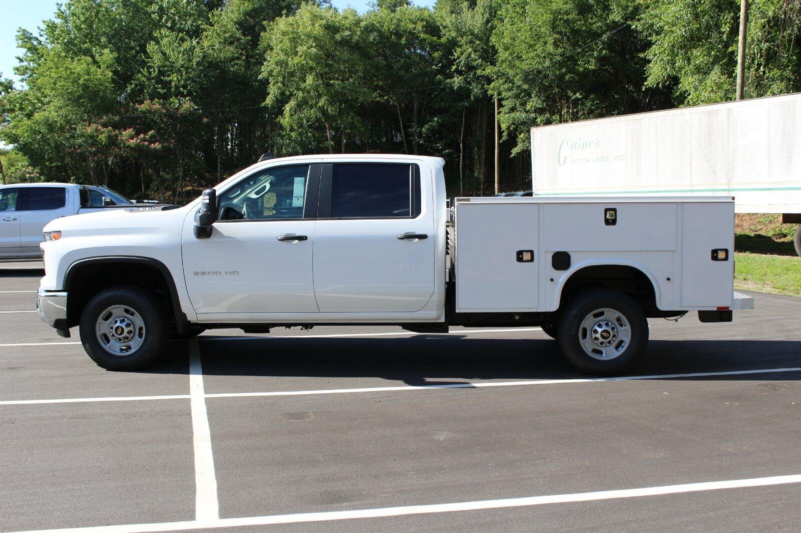 New 2026 Summit White Chevrolet WT image 4