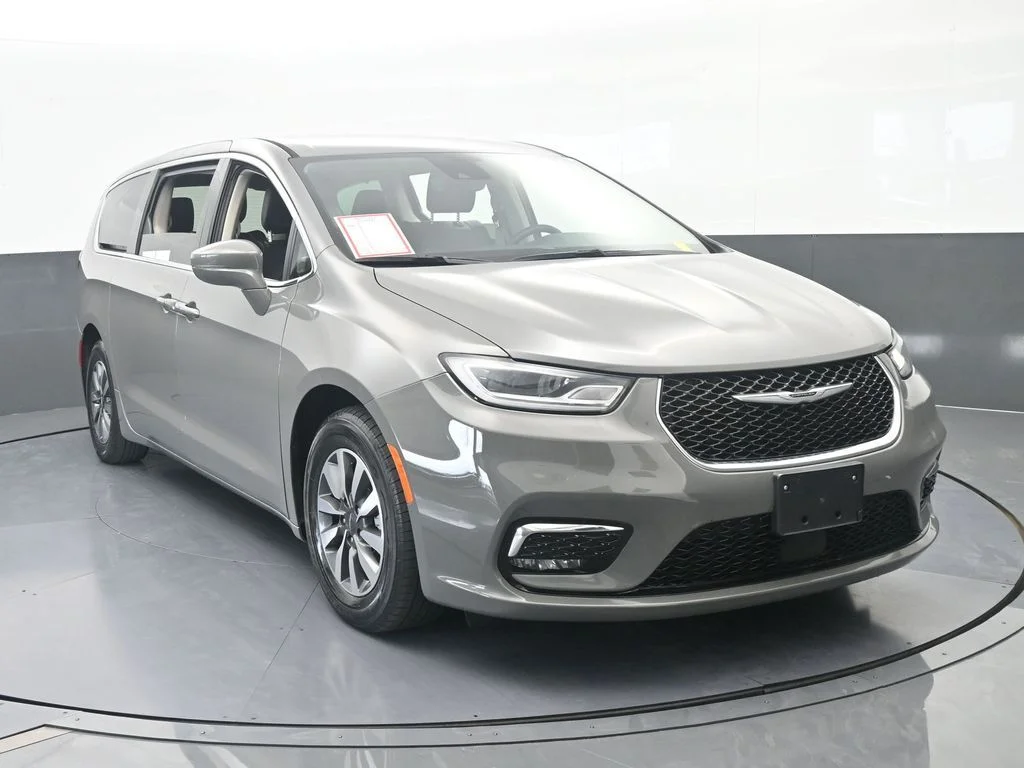 Used 2022 Ceramic Gray Clearcoat Chrysler Touring L image 9