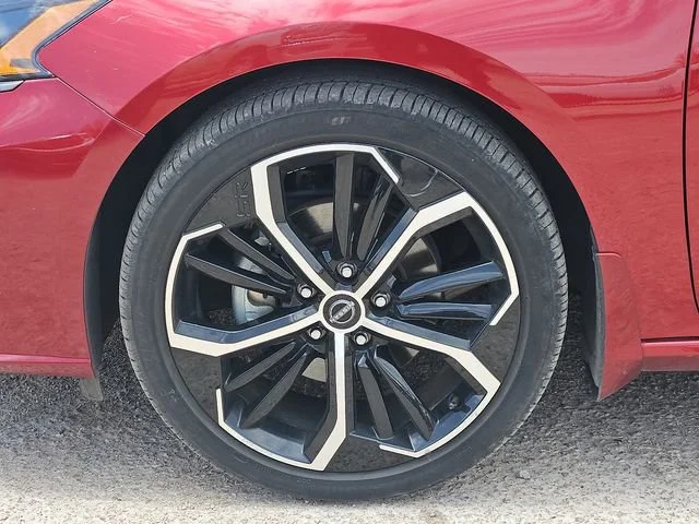 2025 Nissan Altima SR - Photo 9