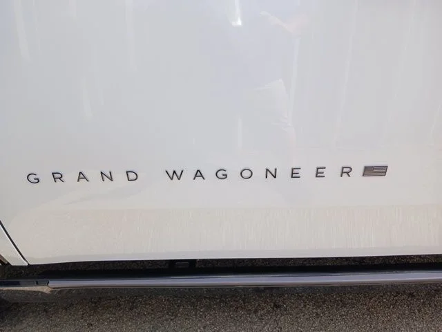 New 2026 Bright White Clear-Coat Exterior Paint Jeep Limited Reserve image 9