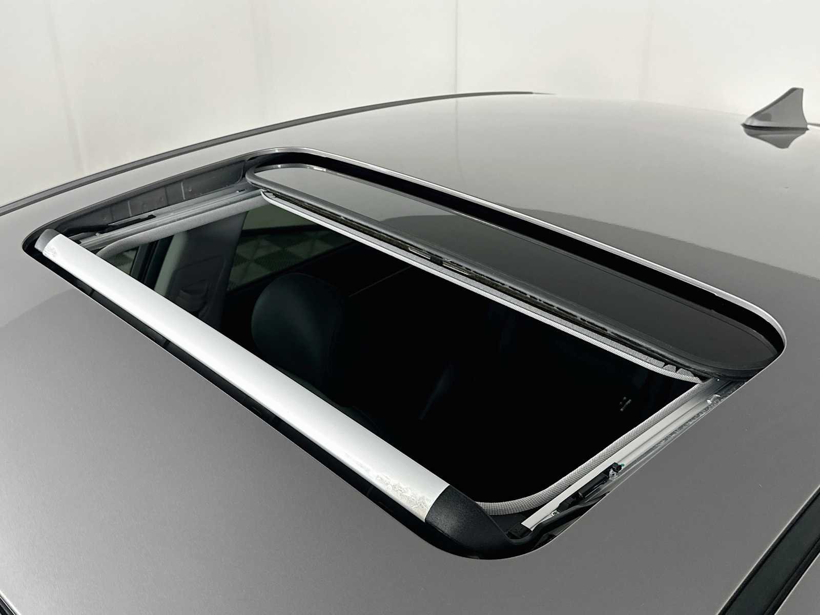 Used 2020 Fluid Metal Hyundai Limited image 20