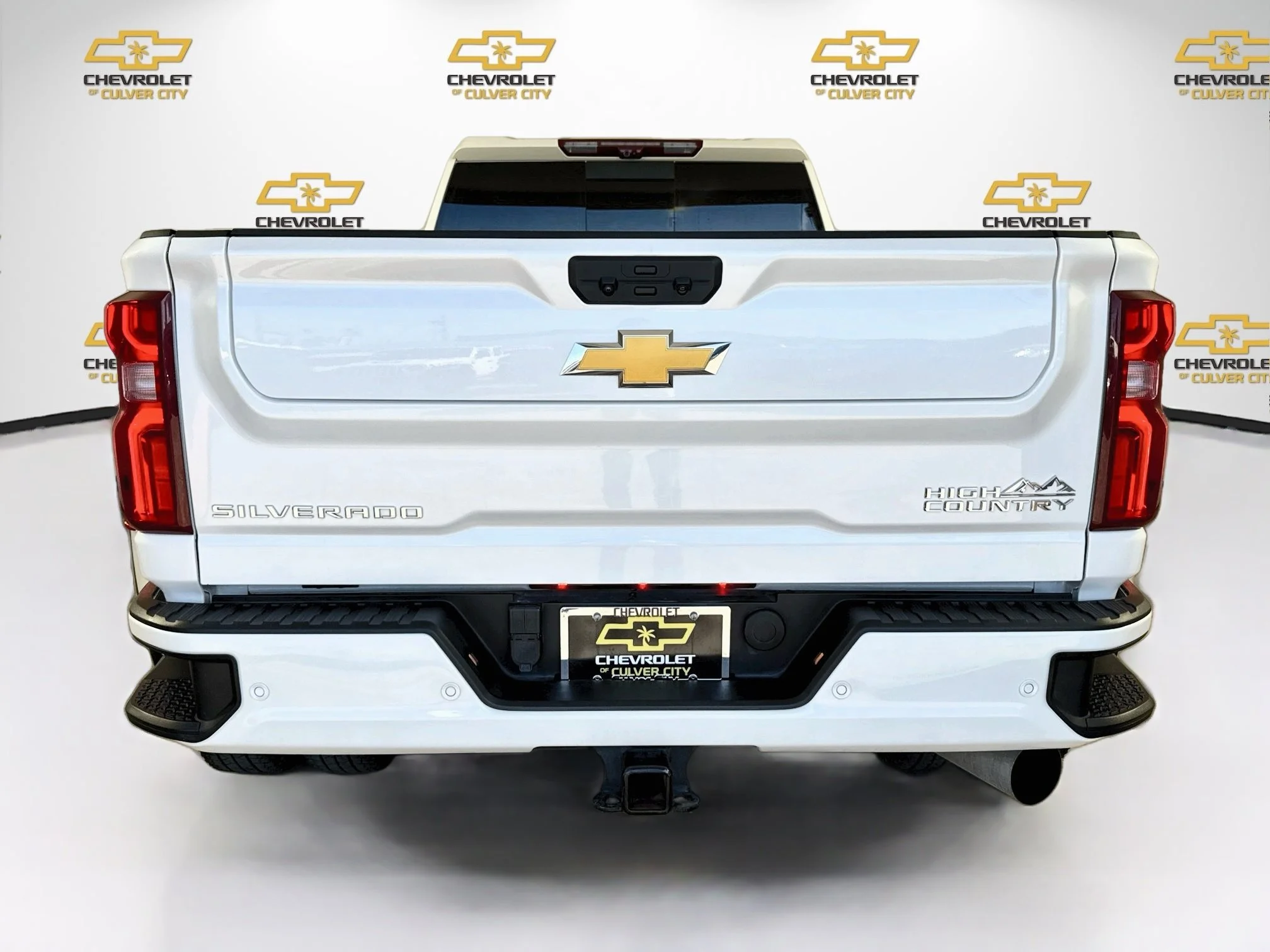 Used 2025 Iridescent Pearl Tricoat Chevrolet High Country DRW image 7