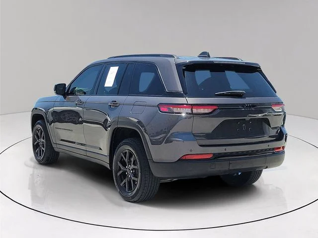 Used 2024 Gray Jeep Altitude X image 4