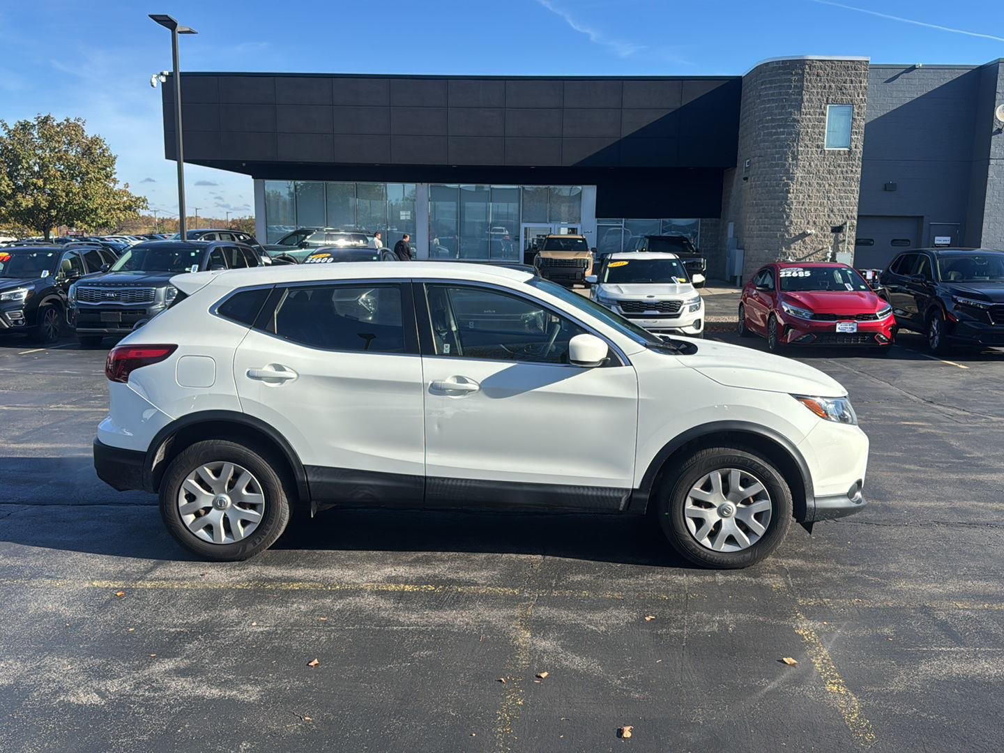 Used 2019 Glacier White Nissan S image 10