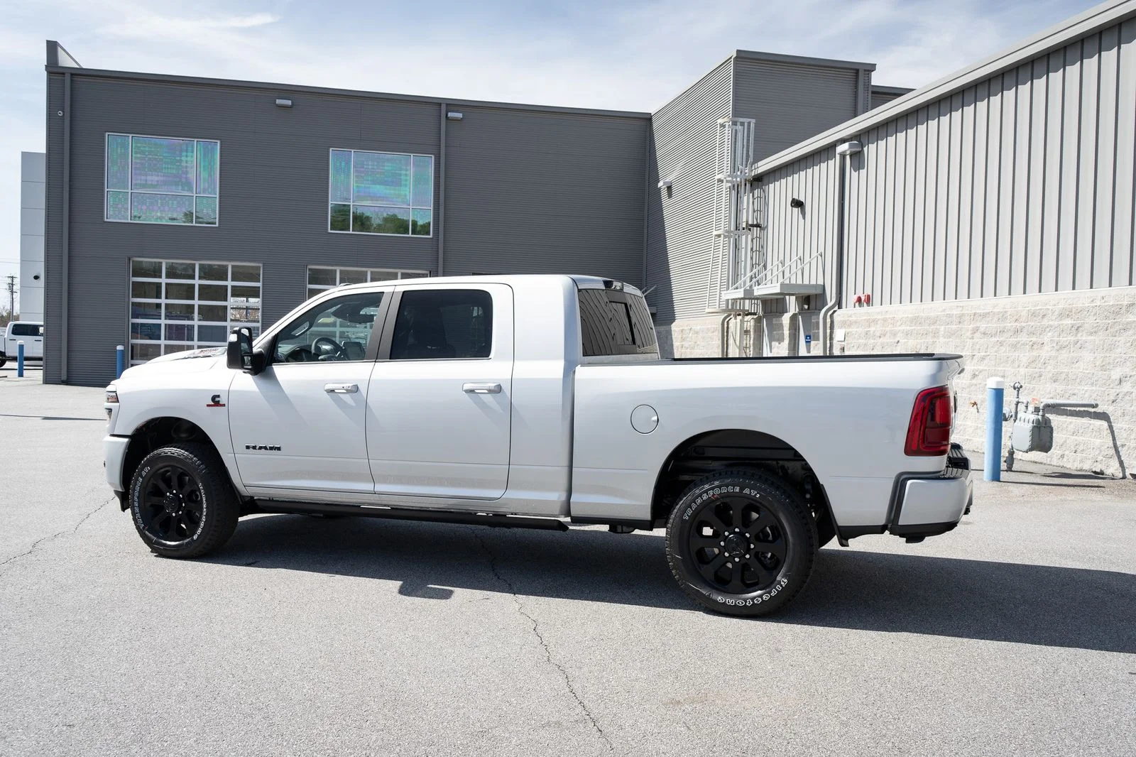 New 2026 Silver-Zynith Exterior Paint RAM Laramie image 7