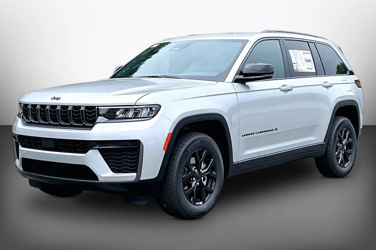 New 2026 Silver Zynith Jeep Altitude image 4
