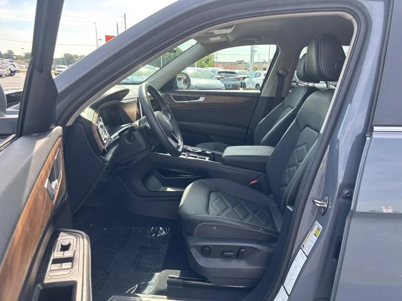 Used 2025 Gray Volkswagen 2.0T SE w/Technology image 9
