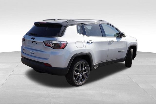 New 2026 Silver Zynith Metallic Clear-Coat Exterior Paint Jeep Limited image 3
