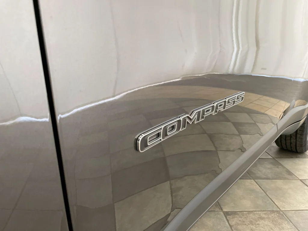 Used 2022 Granite Crystal Metallic Clear Coat Jeep Latitude Lux image 30