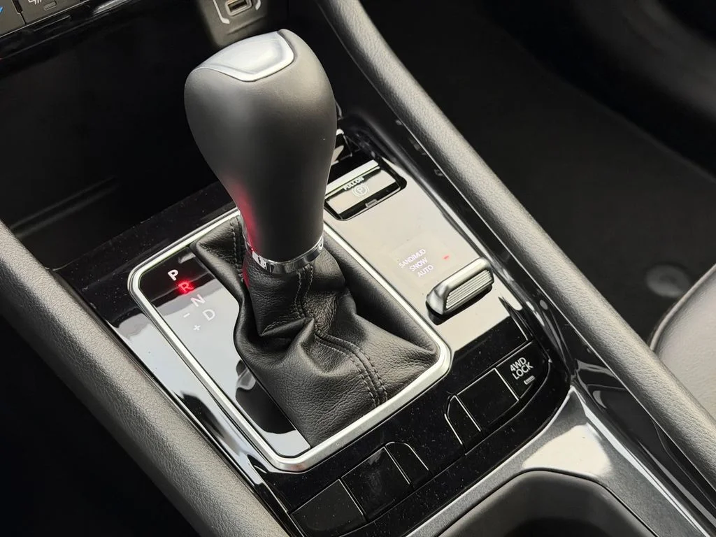 New 2026 Bright White Clearcoat Jeep Latitude image 19