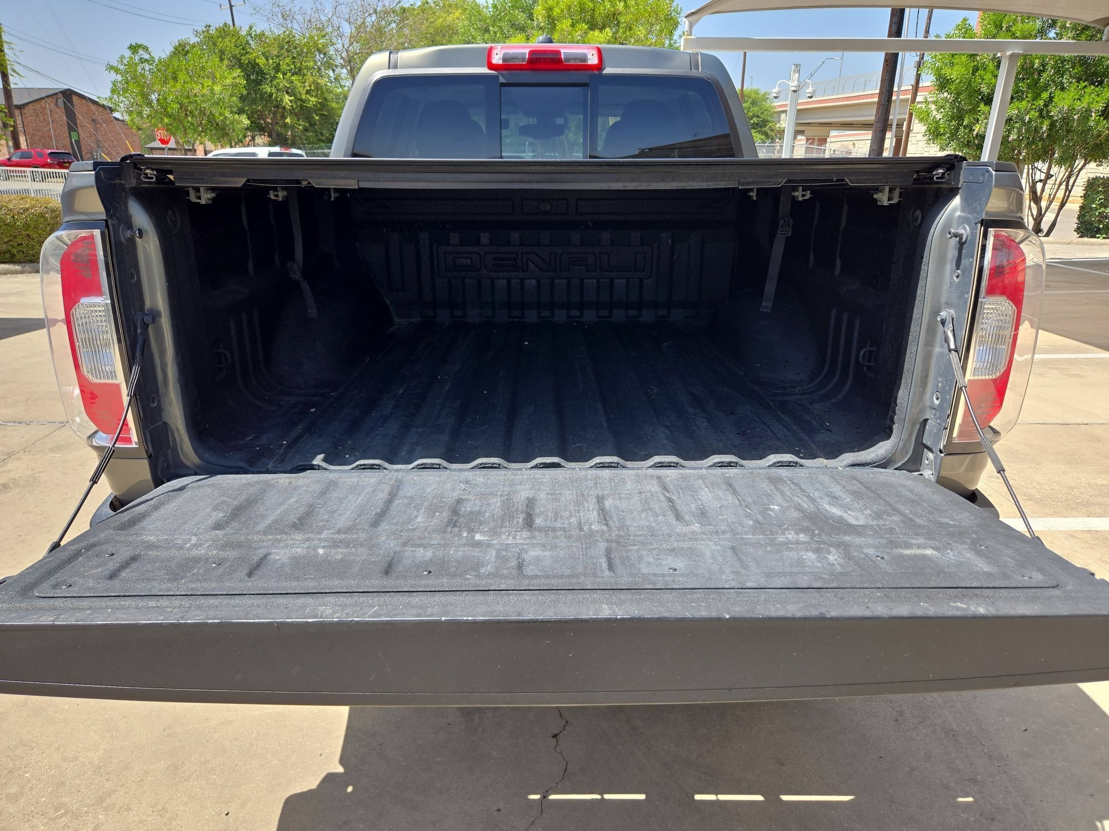 Used 2018 Mineral Metallic GMC 2WD Denali image 25