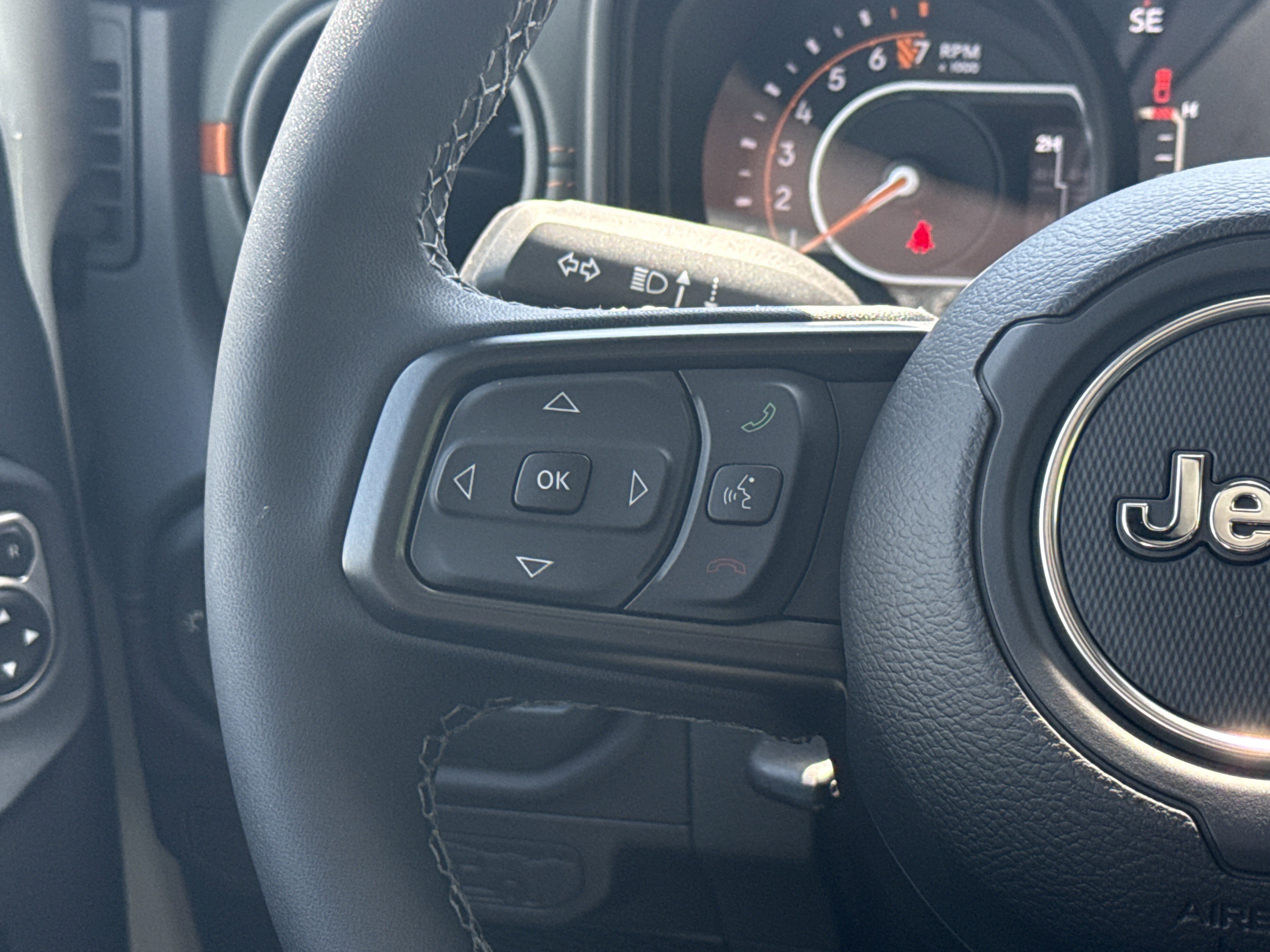 New 2026 Bright White Clear-Coat Exterior Paint Jeep Mojave X image 25