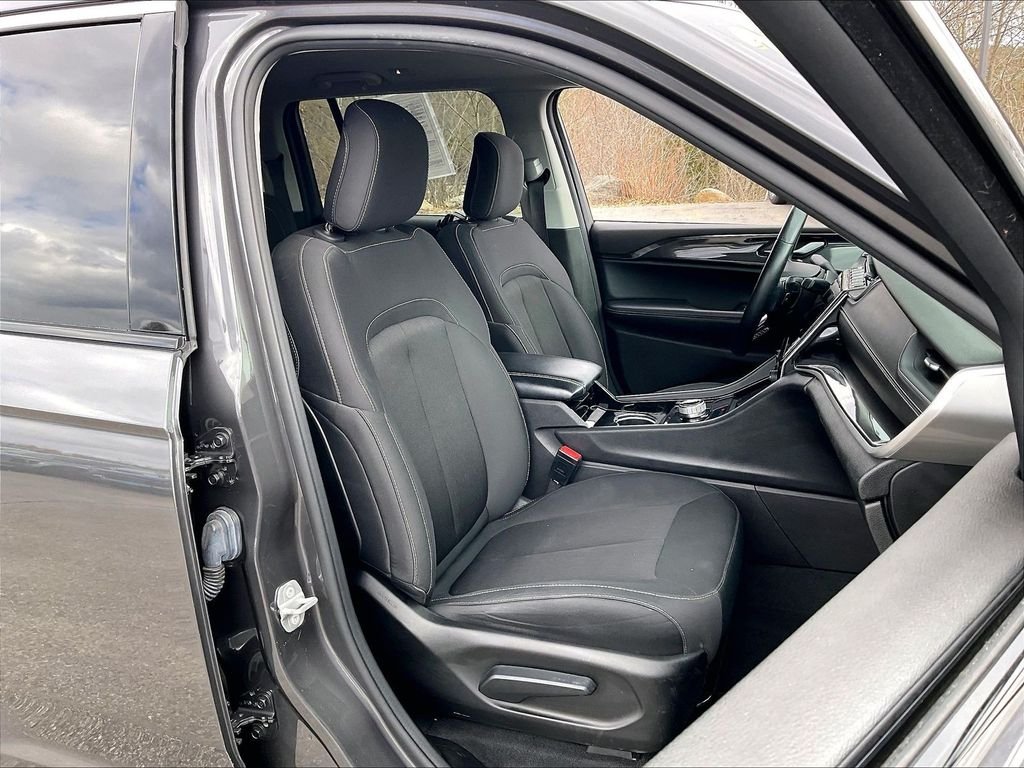 Used 2022 Baltic Gray Metallic Clearcoat Jeep Laredo image 10