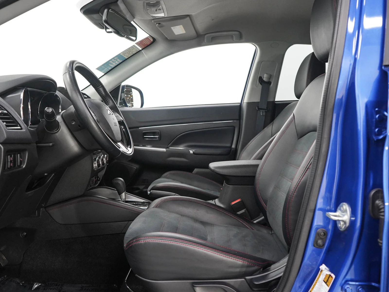 Used 2024 Blue Mitsubishi SE image 21