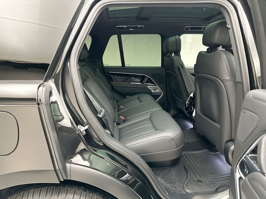 New 2026 Santorini Black Metallic Land Rover SE image 15