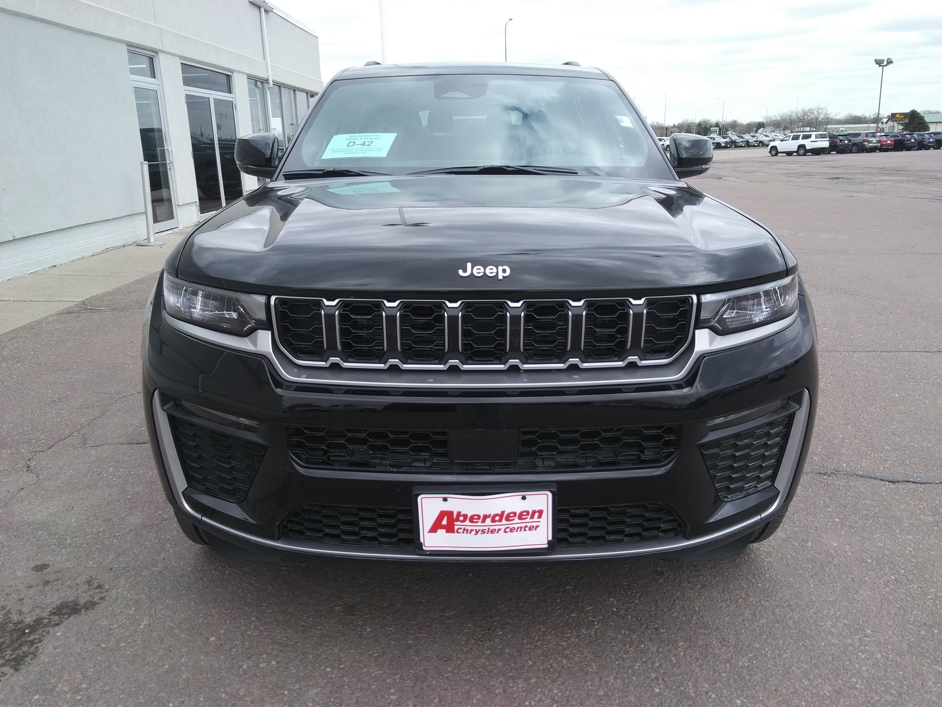 New 2026 Diamond Black Crystal Pearl-Coat Exterior Paint Jeep Limited image 3
