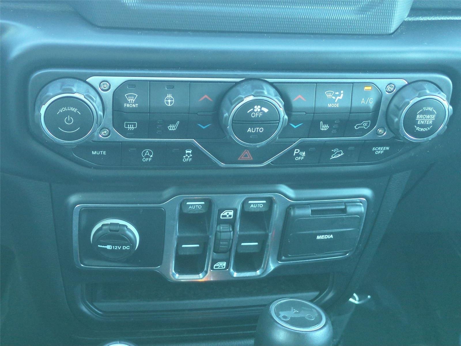 Used 2019 Bright White Clearcoat Jeep Sahara image 26