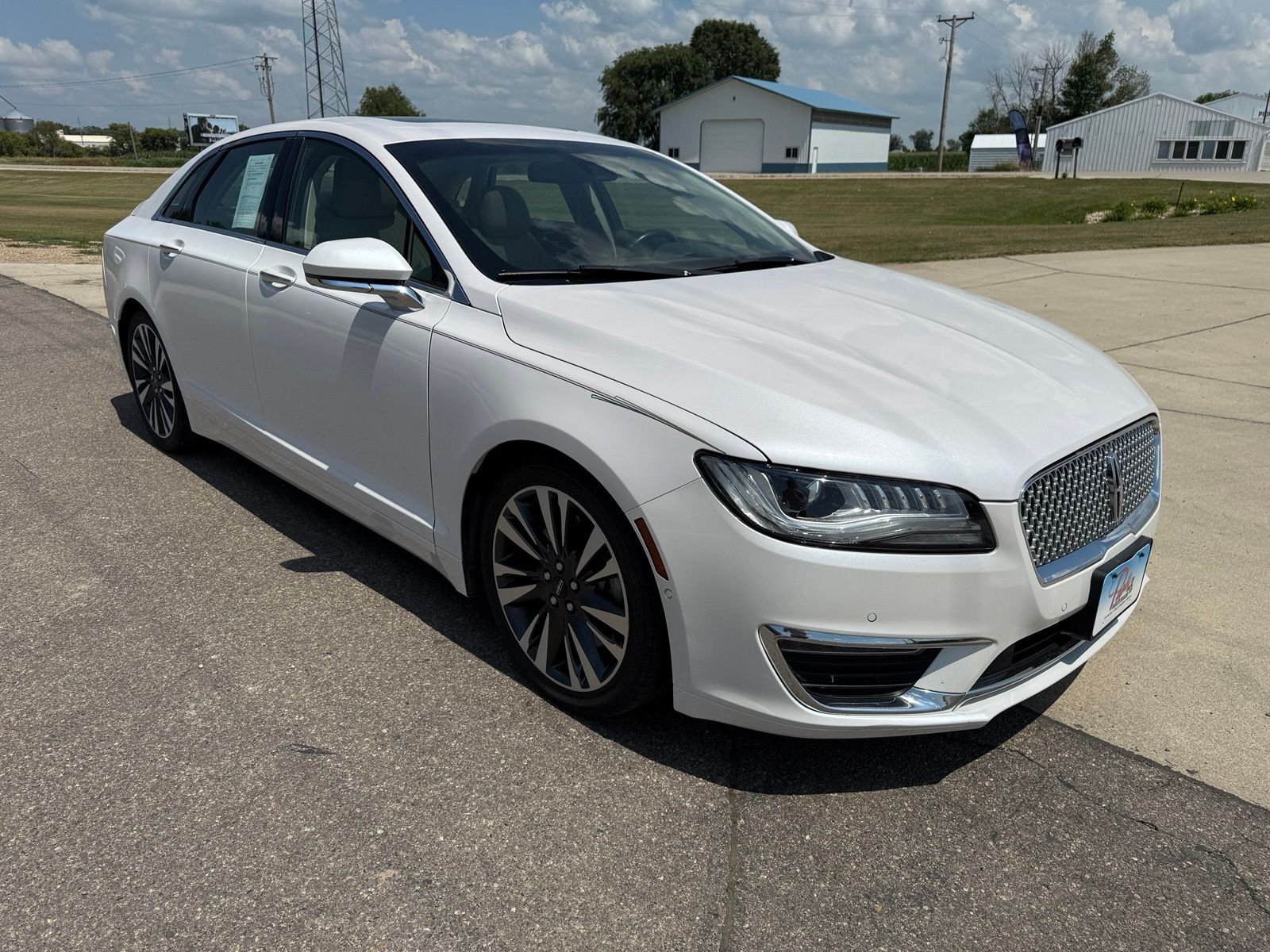 Used 2017 White Platinum Clearcoat Metallic Lincoln Reserve image 10