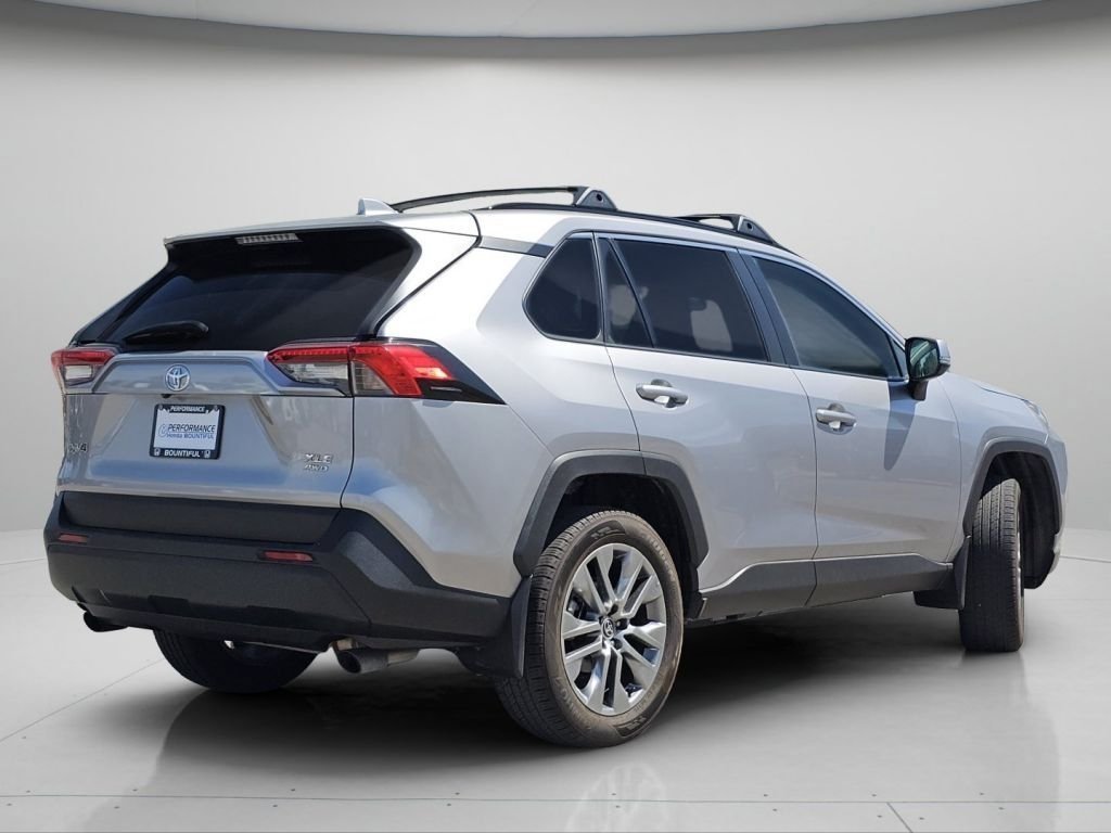 Used 2022 Silver Sky Metallic Toyota XLE Premium image 26