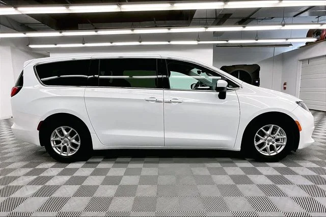 Used 2023 Bright White Clearcoat Chrysler LX image 15