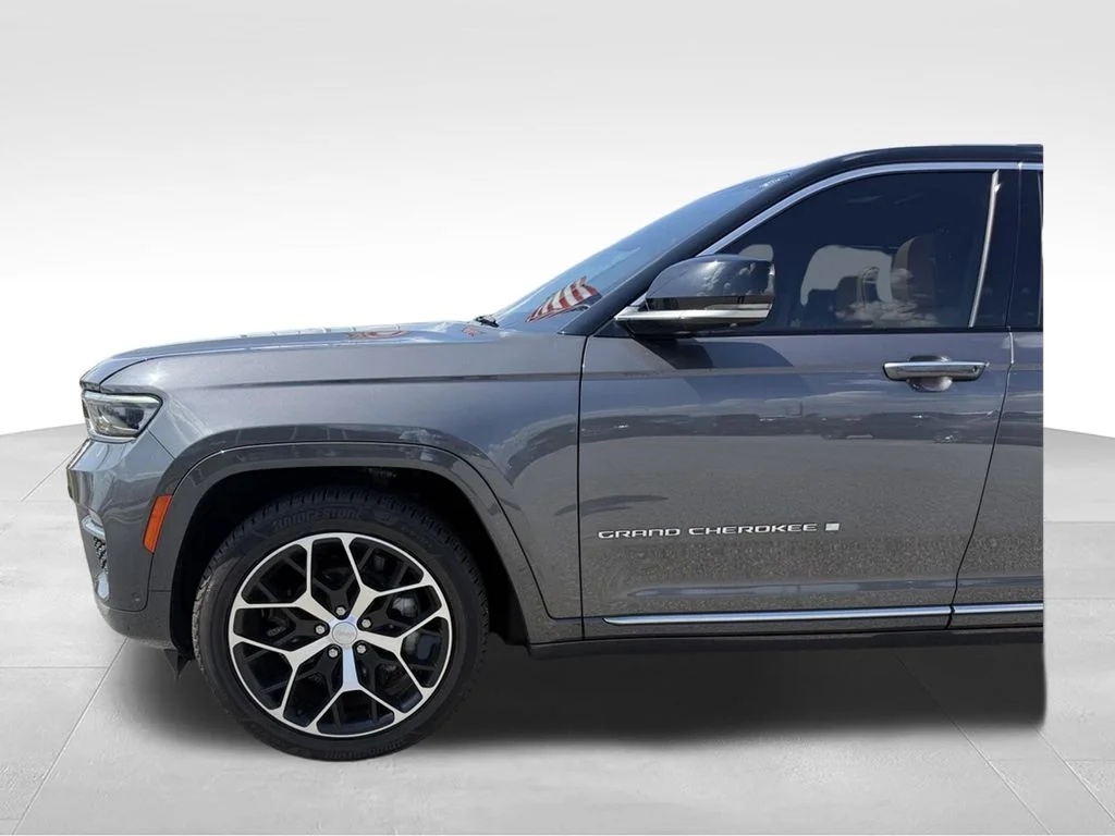 Used 2023 Gray Jeep Summit Reserve image 20