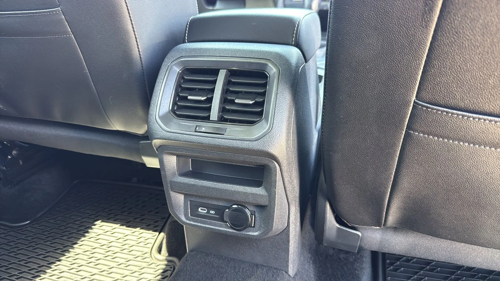 Used 2024  Volkswagen 2.0T SEL R-Line image 27
