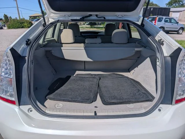 Used 2010 White Toyota  image 17