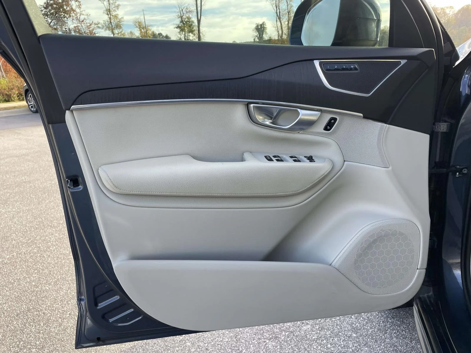Used 2020 Denim Blue Metallic Volvo Momentum image 5