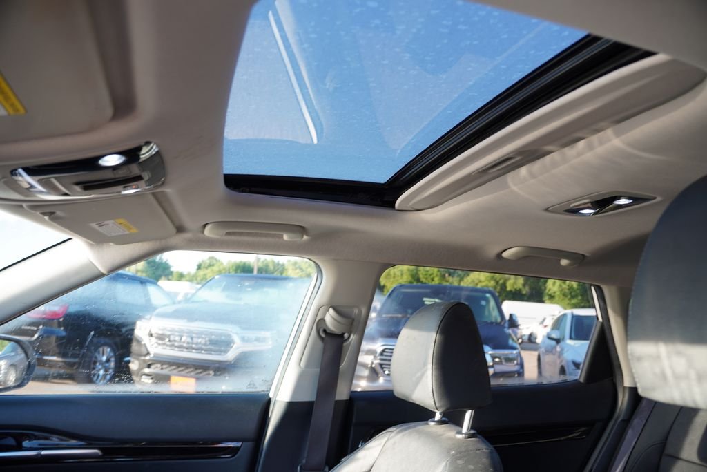 Used 2022 Snow White Pearl Kia EX image 5