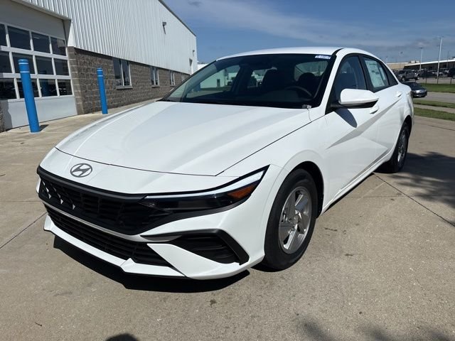 New 2026 White Hyundai SE image 3