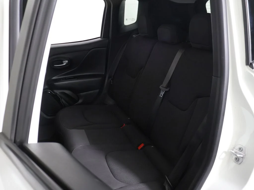 Used 2018 White Jeep Latitude image 26