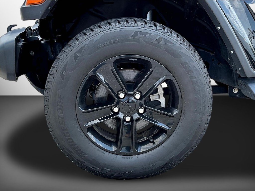 Used 2022 Black Jeep Unlimited Sahara Altitude image 32