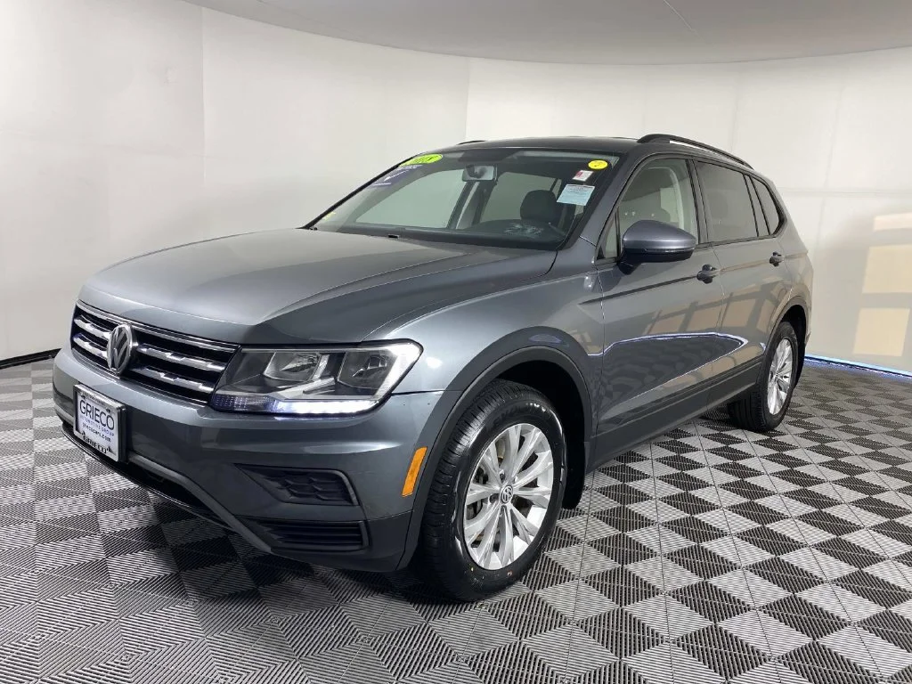 Used 2018 Platinum Gray Metallic Volkswagen 2.0T S image 4