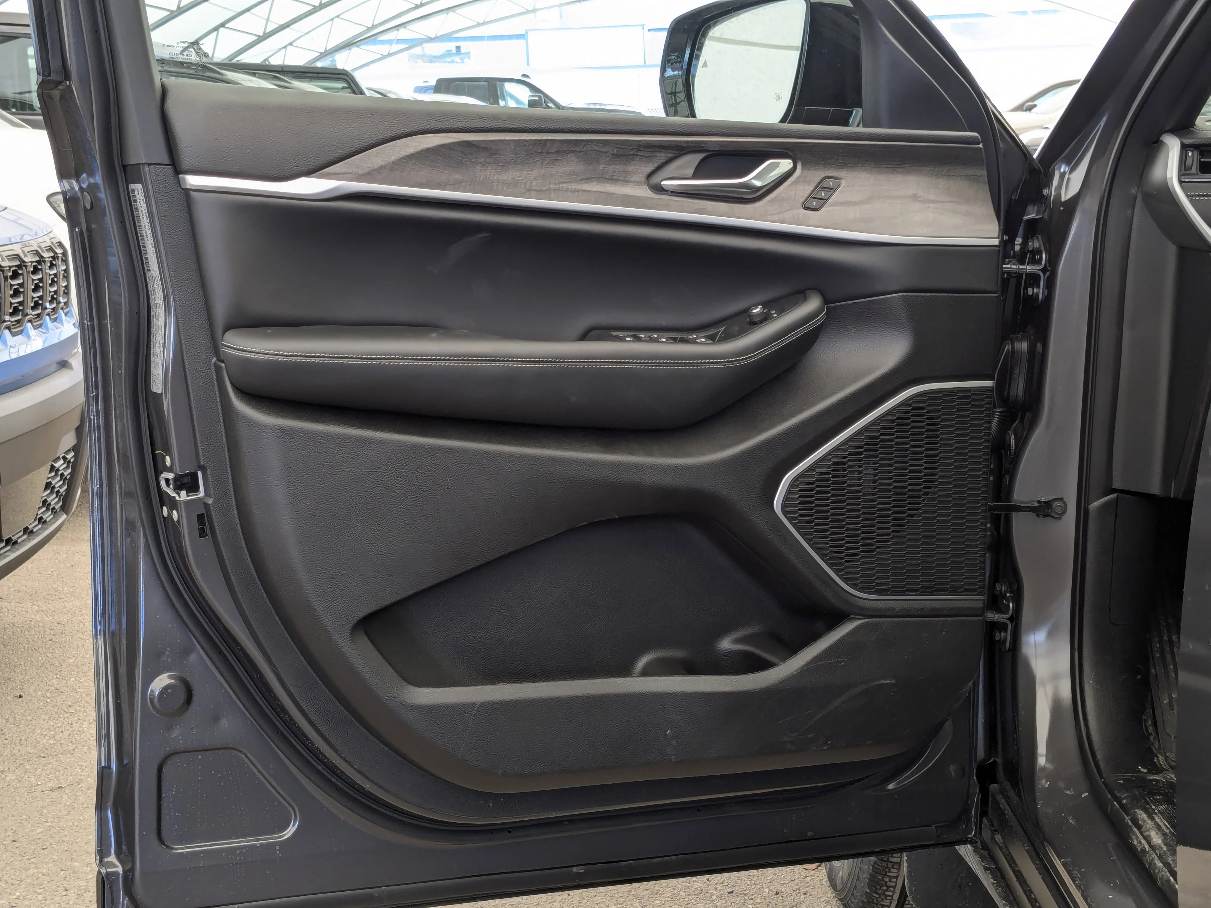 New 2026 Grey Jeep Limited - -Panoramic Sunroof - Limited Altitude Pack - 20 Gloss Black Wheels - Luxury Tch II & More image 12