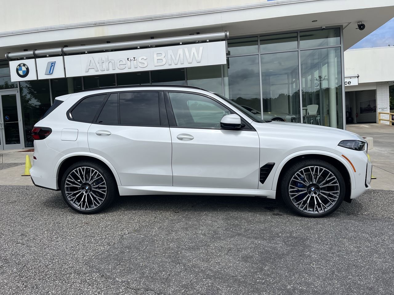 New 2026 Mineral White Metallic BMW xDrive40i image 9