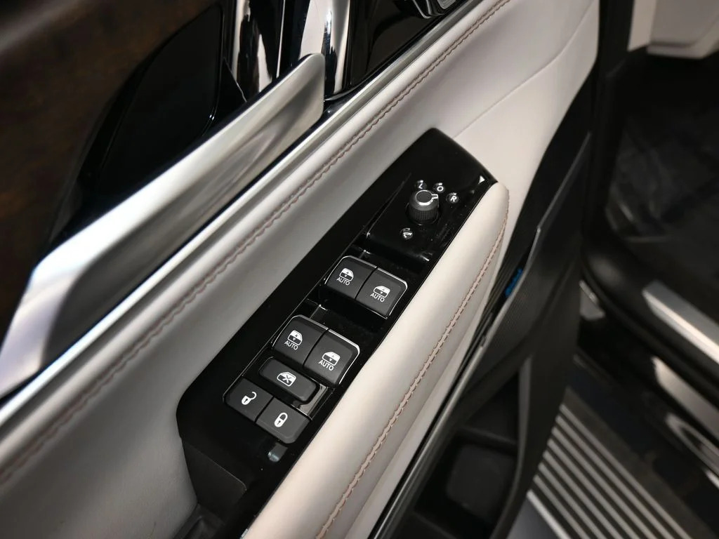 Used 2024 Diamond Black Crystal Pearlcoat Jeep Base image 14