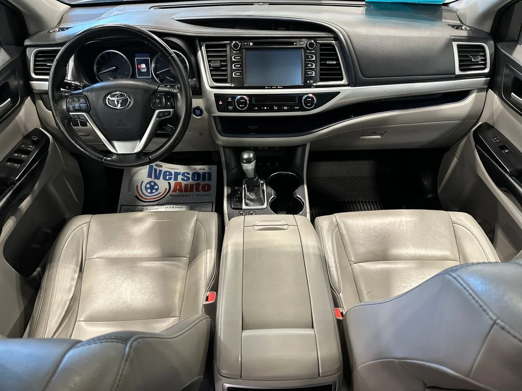 Used 2018 Gray Toyota XLE image 29
