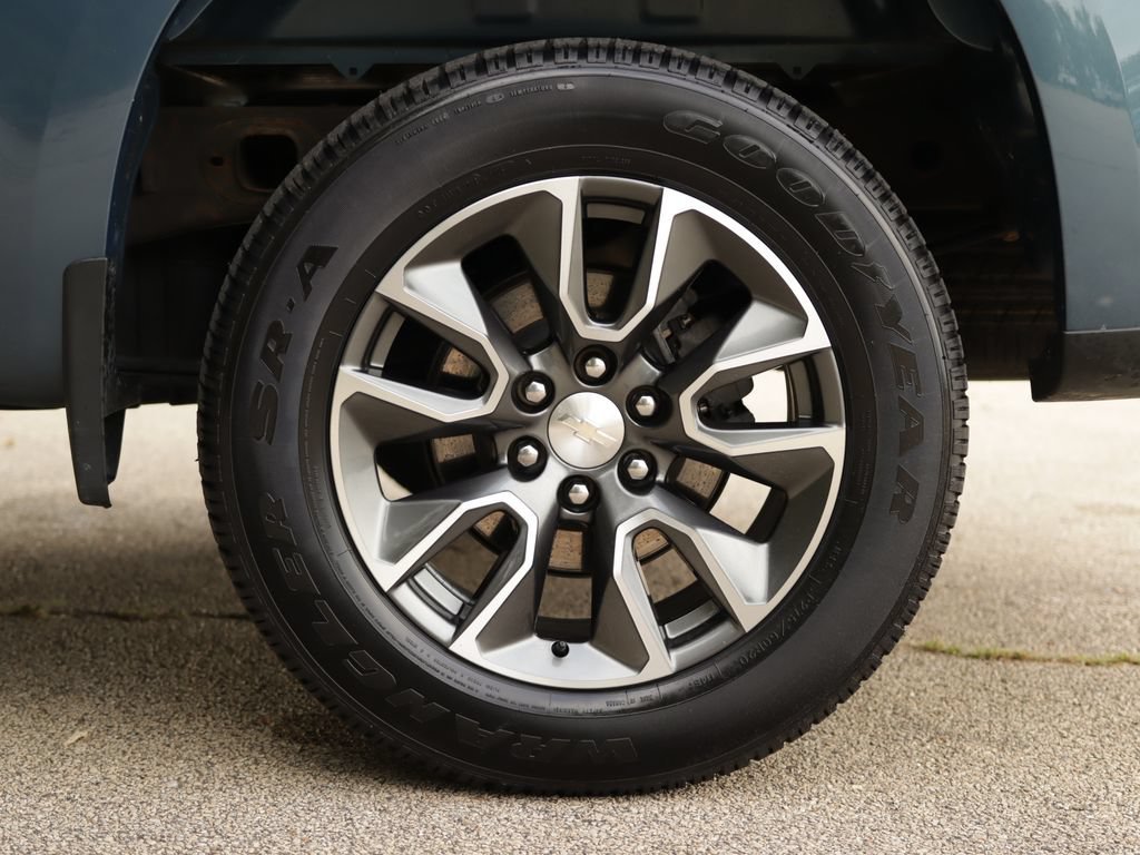 Used 2024 Lakeshore Blue Metallic Chevrolet LT (2FL) image 35