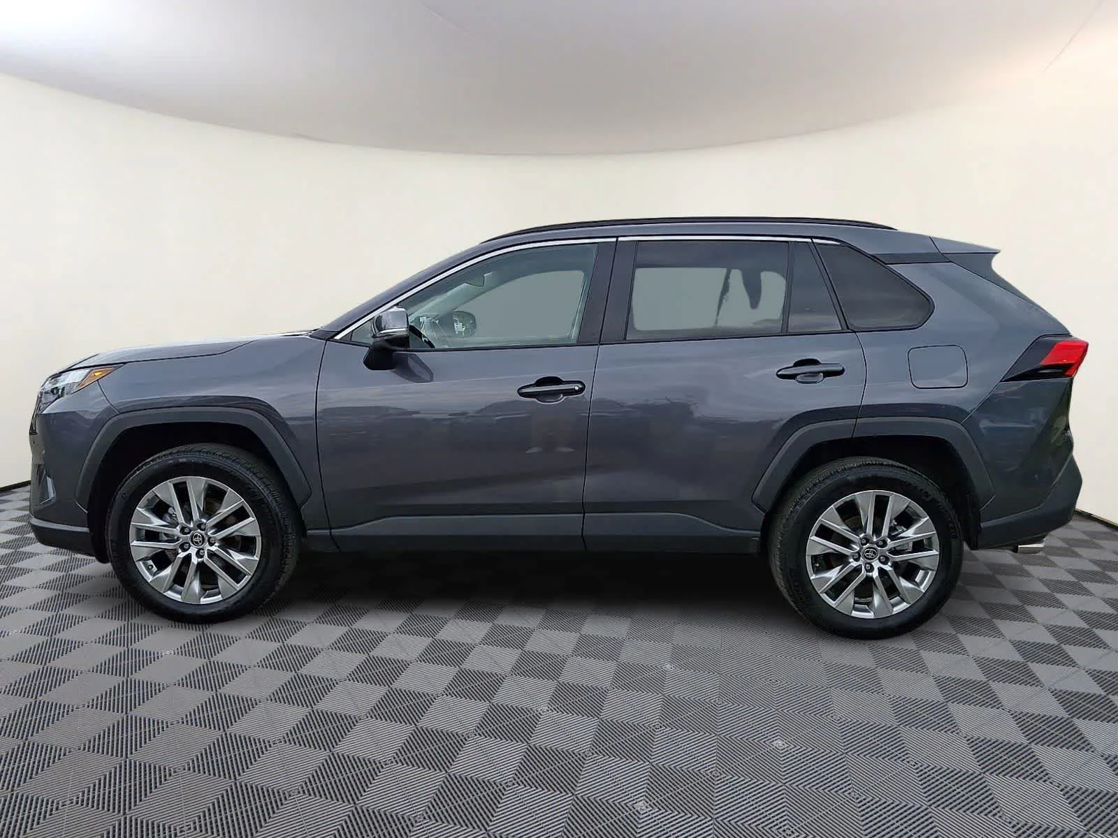 Used 2025 Magnetic Gray Metallic Toyota XLE Premium image 9