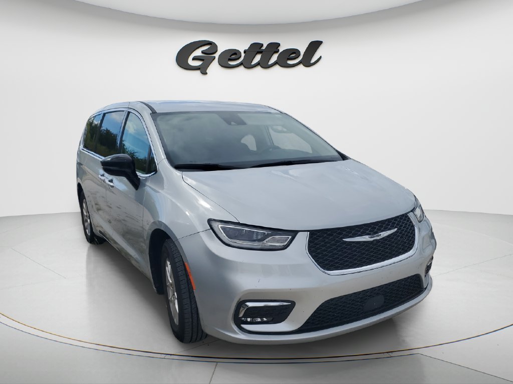 Used 2024 Silver Chrysler Touring L image 3