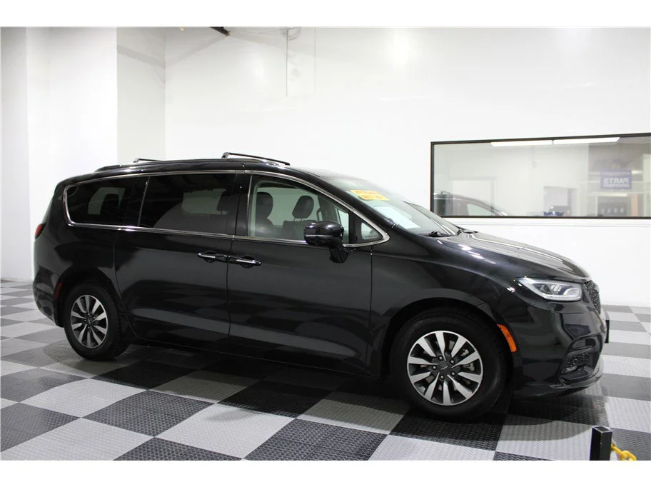 2021 Chrysler Pacifica Hybrid Touring L Hybrid's photo